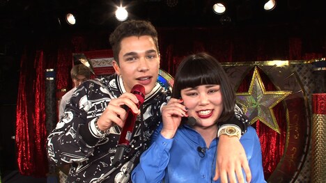 （左から）オースティン・マホーン、ブルゾンちえみ。(c)日本テレビ