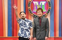 漫才でトークテーマを発表するキンニクキンギョ。(c)読売テレビ