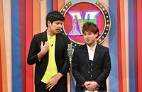 漫才でトークテーマを発表するからし蓮根。(c)読売テレビ