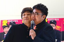 顔面を密着させる銀シャリ。