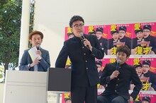 記者からの質問が書かれた紙を箱から引く銀シャリ橋本。