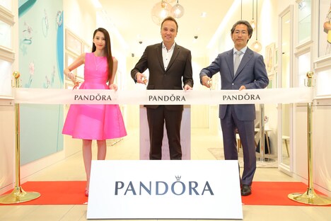 テープカットの様子。