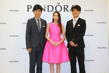 ジャルジャルと河北麻友子（中央）。