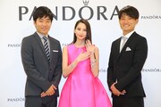 ジャルジャルと河北麻友子（中央）。