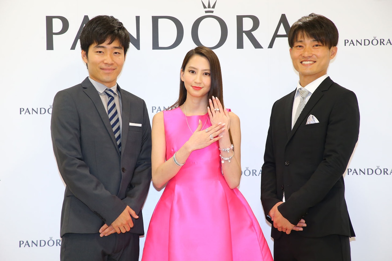 ジャルジャルと河北麻友子（中央）。