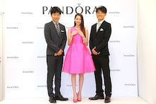 ジャルジャルと河北麻友子（中央）。