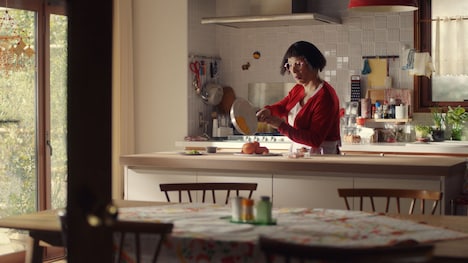 「きよら グルメ仕立て」新CM「すち子ママ篇」のワンシーン。