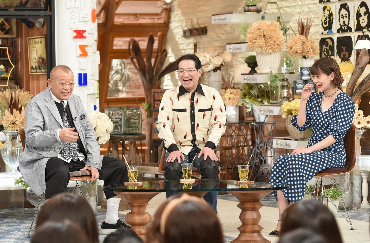 「A-Studio」に出演する（左から）笑福亭鶴瓶、春風亭昇太、emma。(c)TBS