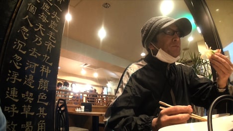 番組スタッフになりすます、ネプチューン堀内。(c)テレビ朝日