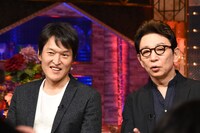 記者会見中の様子。左から千原ジュニア、古舘伊知郎。