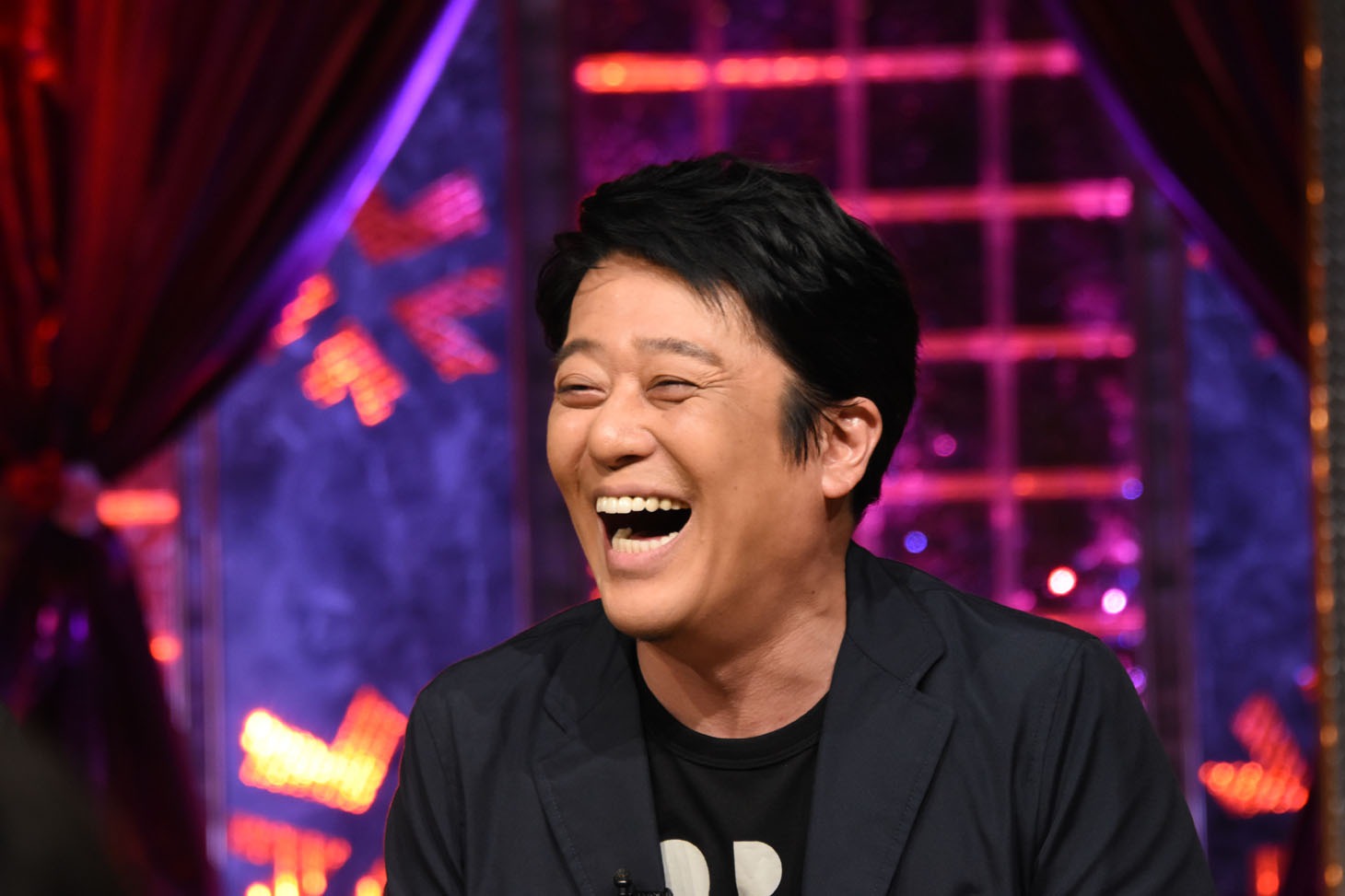 記者会見中に笑う坂上忍。