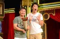 「歌ネタ王決定戦2016」で優勝を飾ったかまいたち。