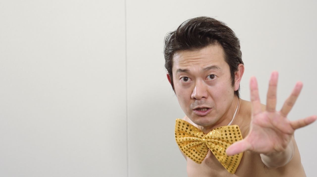 「LiVE is Smile Always -NEVER ENDiNG GLORY- at YOKOHAMA ARENA」のCMに出演するアキラ100%。