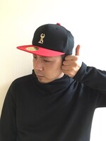 「おでこ取れちゃったくんキャップ 黒 ツバ赤」