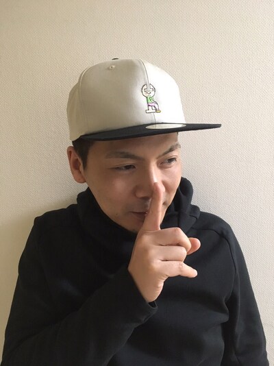 「おでこ取れちゃったくんキャップ グレー ツバ黒」