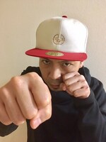 「おでこ取れちゃったくんキャップ グレー ツバ赤」