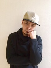 「おでこ取れちゃったくんキャップ 濃グレー ツバ黒」を被る天竺鼠・川原。