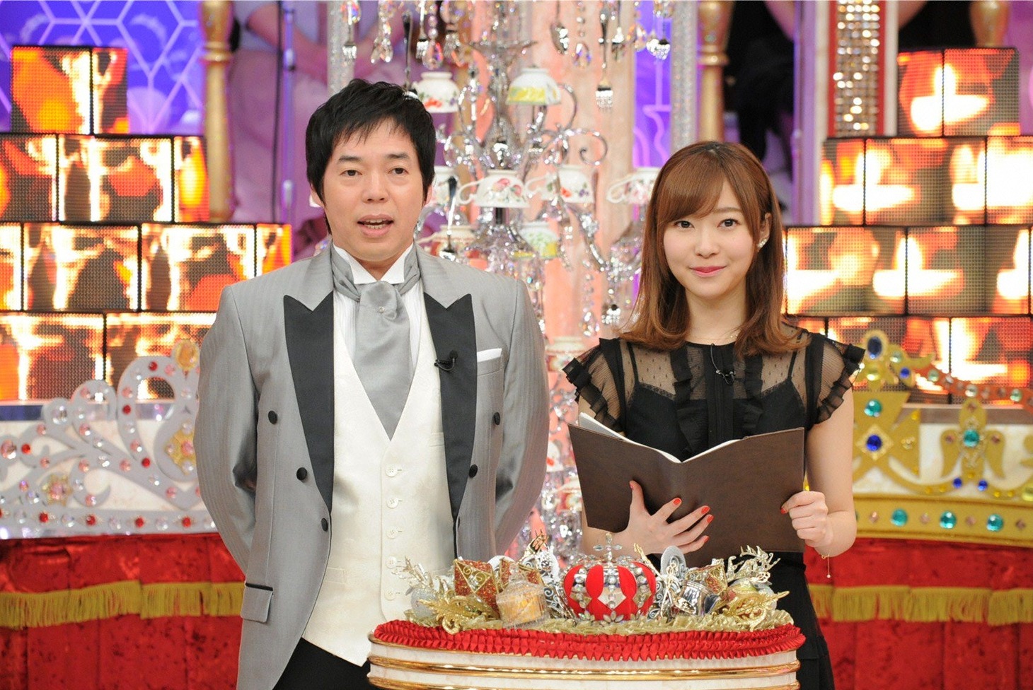 （左から）支配人の今田耕司、副支配人の指原莉乃。(c)テレビ朝日