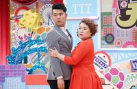 ネタを披露するフォーリンラブ。(c)テレビ東京