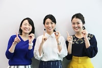 10周年ポーズで写真に収まる（左から）2代目アシスタントの狩野恵里アナ、初代アシスタントの大江麻理子アナ、現アシスタントの福田典子アナ。(c)テレビ東京