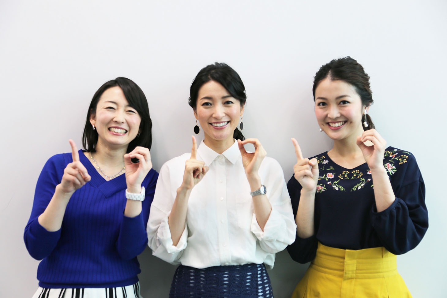 10周年ポーズで写真に収まる（左から）2代目アシスタントの狩野恵里アナ、初代アシスタントの大江麻理子アナ、現アシスタントの福田典子アナ。(c)テレビ東京