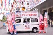 選挙カーに上るANZEN漫才。