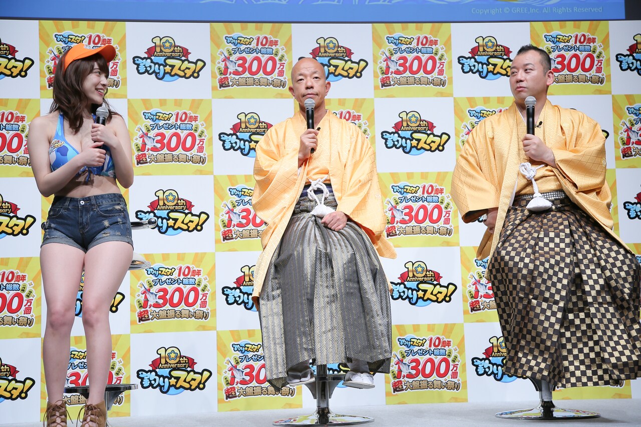 左から都丸紗也華、バイきんぐ。