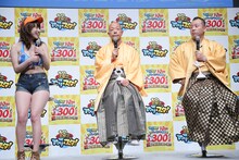 左から都丸紗也華、バイきんぐ。