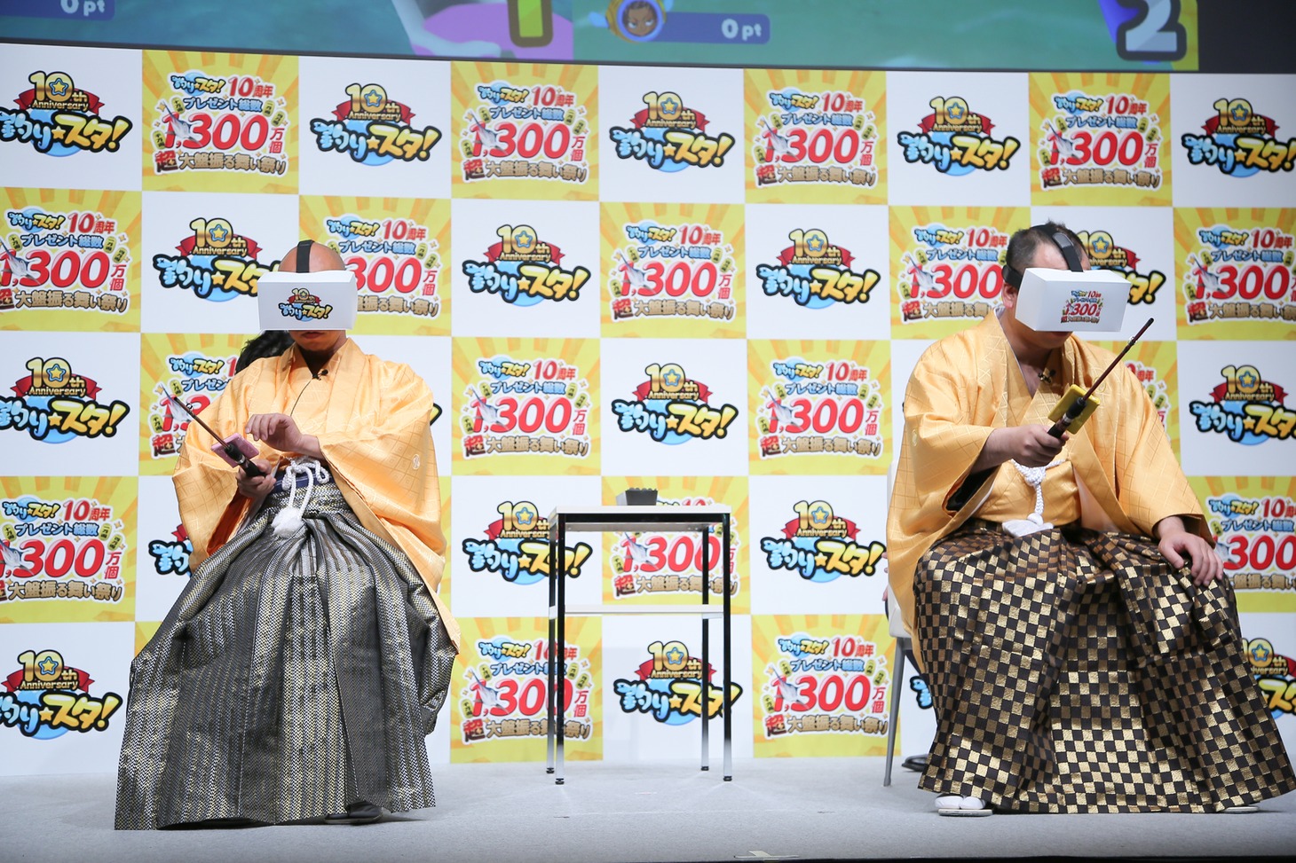 「釣り★スタ」のVRバージョンを体験するバイきんぐ。