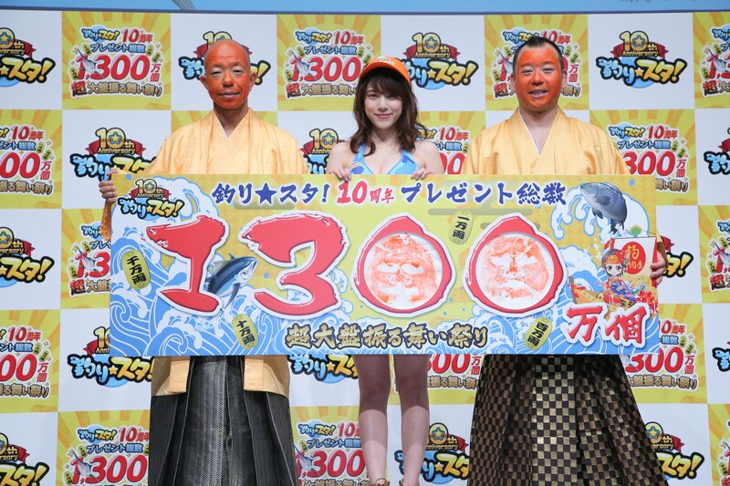 左からバイきんぐ小峠、都丸紗也華、バイきんぐ西村。