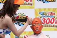 顔に朱墨を塗ってもらうバイきんぐ小峠。