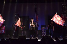 NOKKO「人魚」を歌う大倉孝二と、旗で盛り上げる出演者たち。