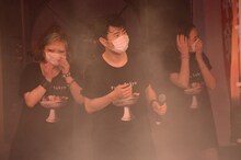 hideoの歌で増したhepaにむせ返るまちゃまちゃ、藤井隆、椿鬼奴（左から）。