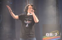 周囲の反応を気にせず気持ちよさそうに歌うhideo。