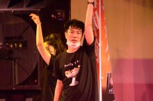 知念里奈「DO-DO FOR ME」を熱唱する藤井隆と、一緒に激しくダンスする椿（左）。