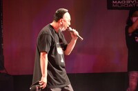 髪型を横から見せるレイザーラモンRG。