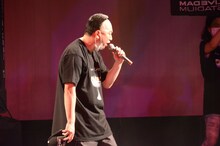 髪型を横から見せるレイザーラモンRG。