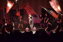 細川たかし「望郷じょんがら」を歌うレイザーラモンRG。