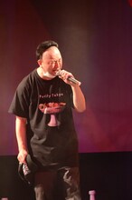 細川たかし「望郷じょんがら」を歌うレイザーラモンRG。