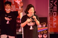 椎名林檎「ここでキスして。」を歌うアジアン馬場園。