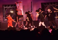 菊池桃子「BOYのテーマ」を歌うとくこ（左端）。