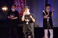 KAN「まゆみ」を歌うバッファロー吾郎・竹若。