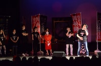 hideoが歌うのを冷ややかに見つめる出演者たち。