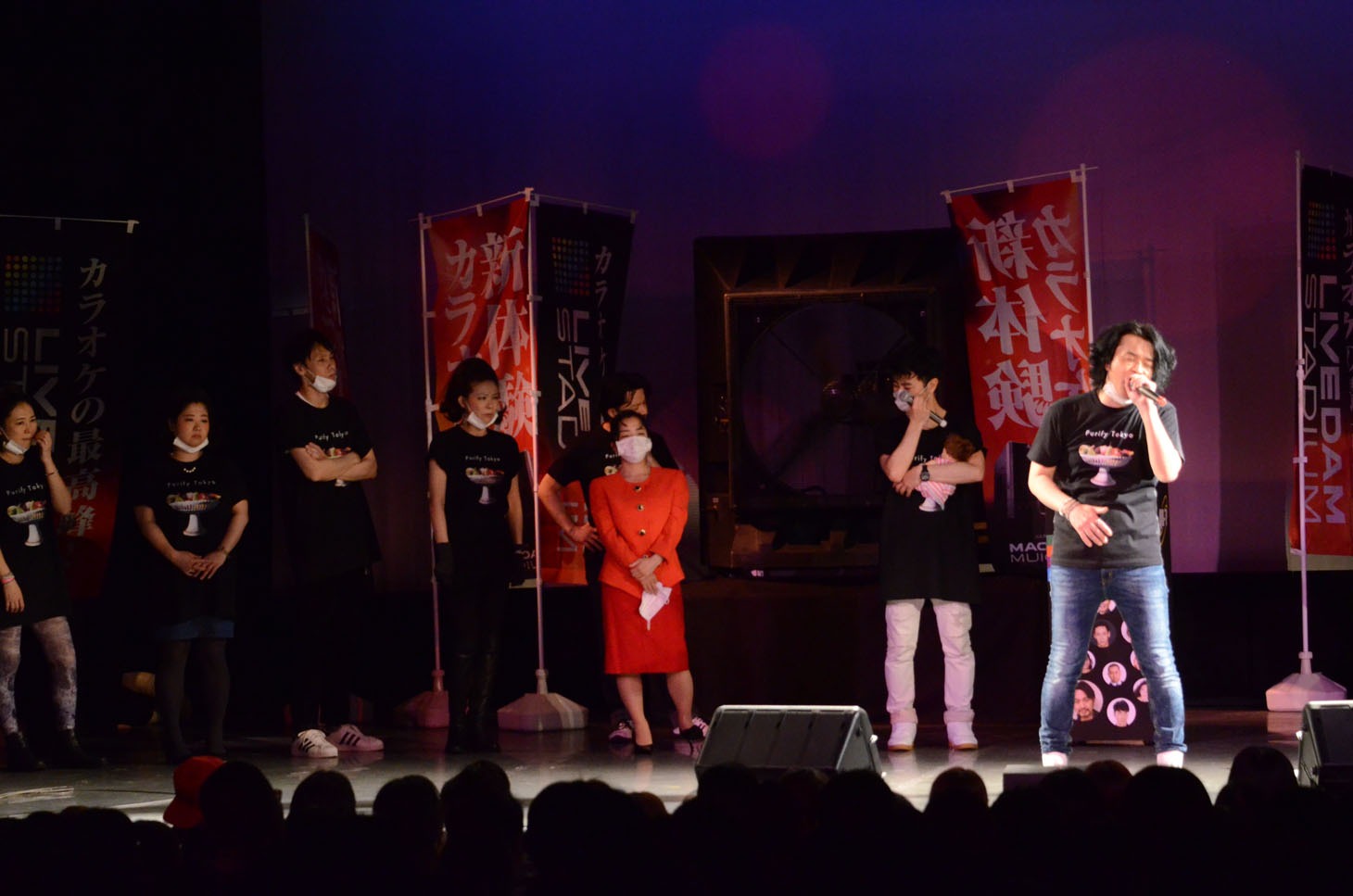 hideoが歌うのを冷ややかに見つめる出演者たち。