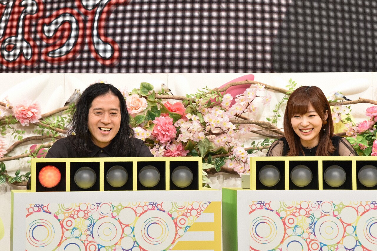 左からピース又吉、指原莉乃。(c)日本テレビ