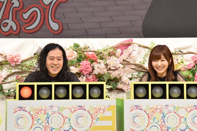 左からピース又吉、指原莉乃。(c)日本テレビ