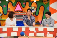 雨上がり決死隊と井上和香（左）。