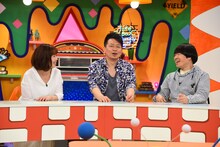 雨上がり決死隊と井上和香（左）。