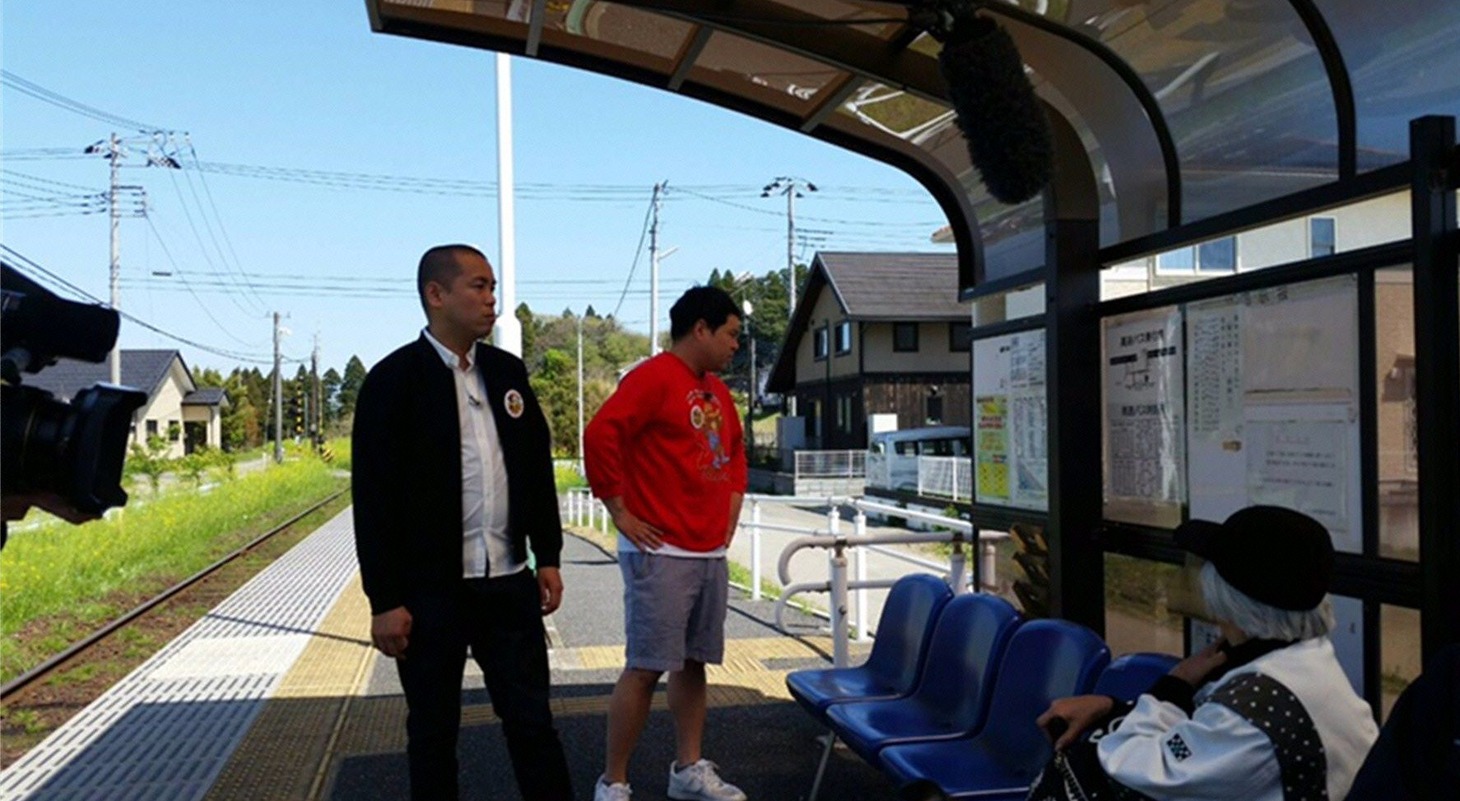 「帰れまサンデー」で無人駅に降り立つタカアンドトシ。(c)テレビ朝日