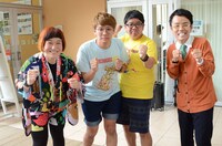 ミキ（中央2人）と女と男。